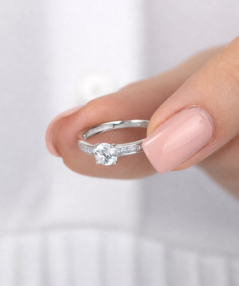 Baltā zelta gredzens ar cirkonijiem