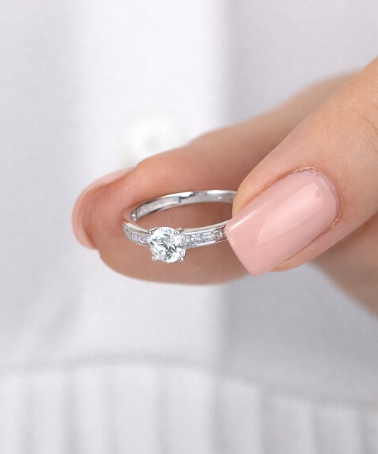 Baltā zelta gredzens ar cirkonijiem