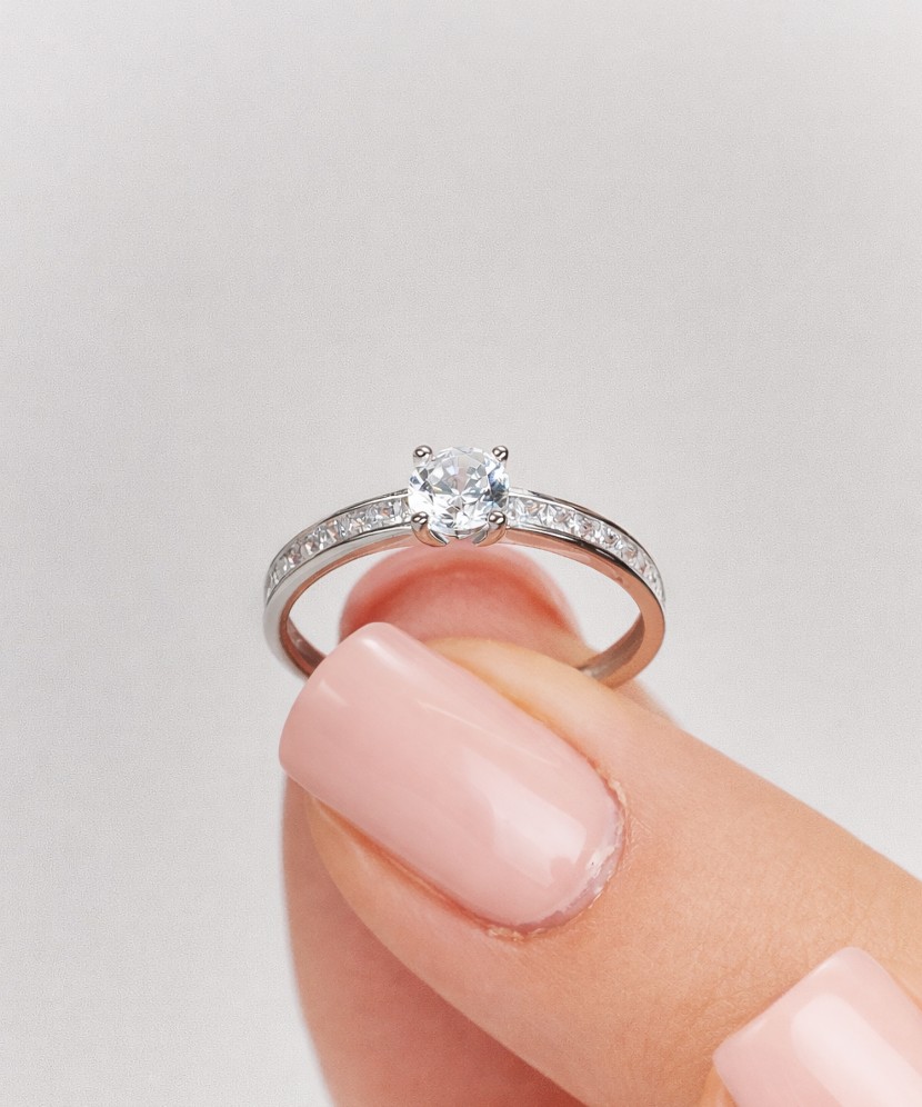 Baltā zelta gredzens ar cirkonijiem