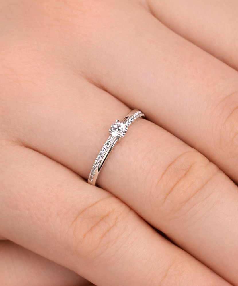 Baltā zelta gredzens ar cirkonijiem