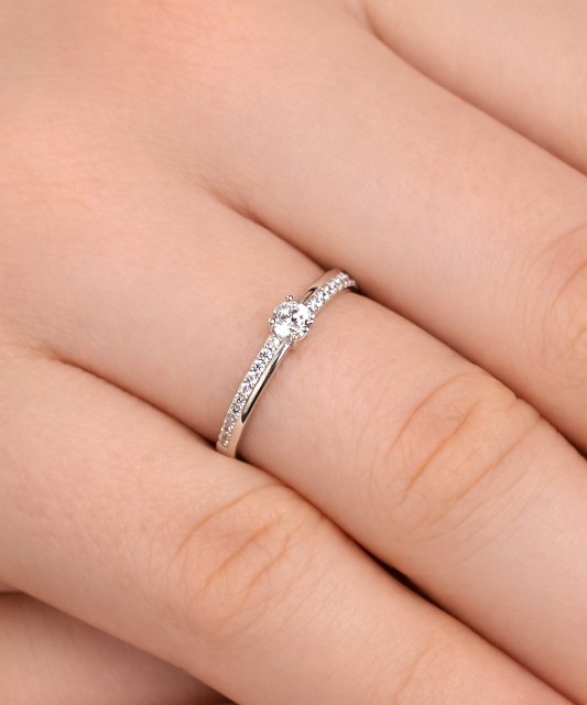 Baltā zelta gredzens ar cirkonijiem