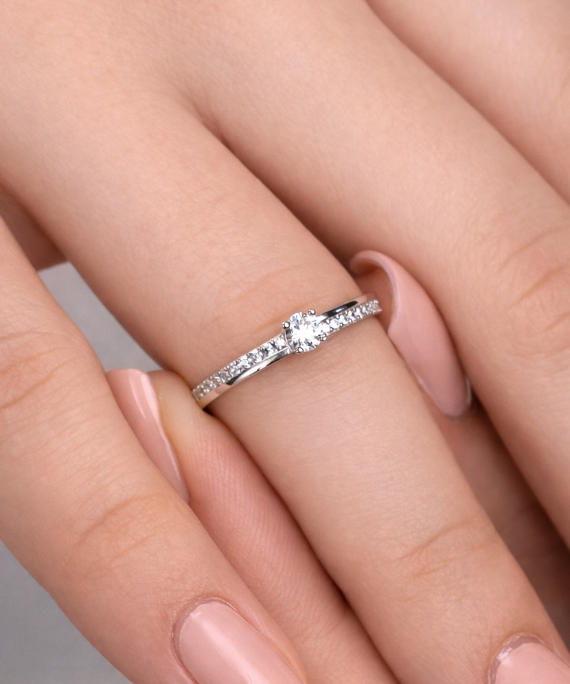 Baltā zelta gredzens ar cirkonijiem