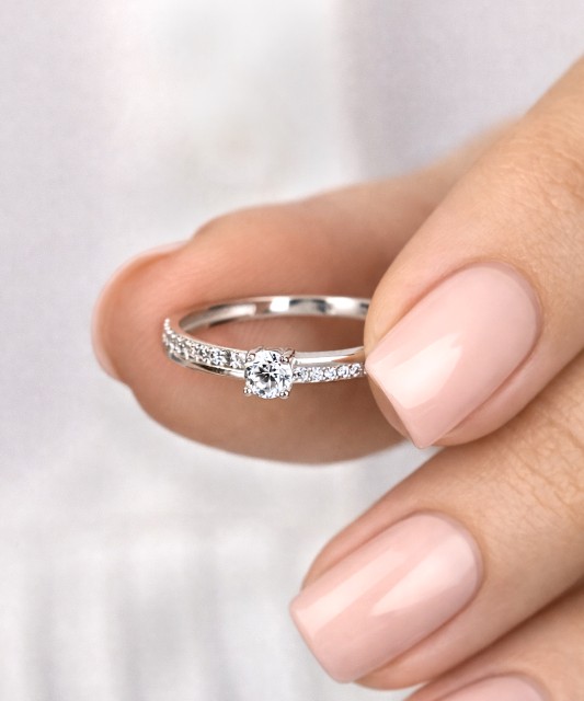 Baltā zelta gredzens ar cirkonijiem