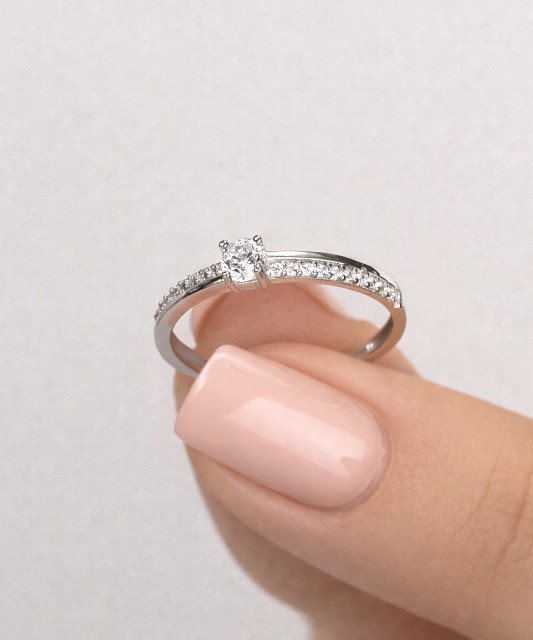 Baltā zelta gredzens ar cirkonijiem