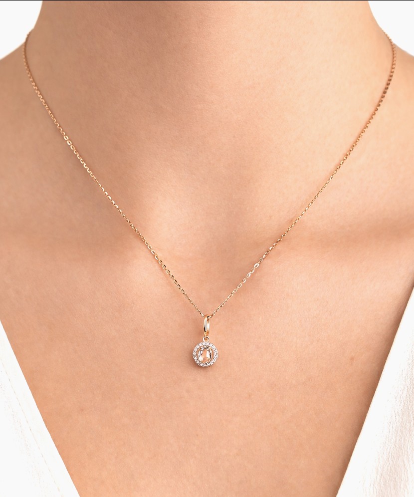 Zelta kulons ar balto topāzu un dimantiem