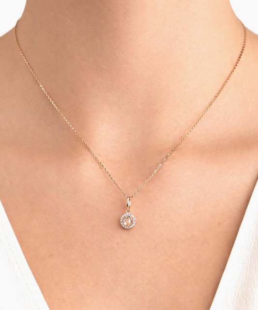 Zelta kulons ar balto topāzu un dimantiem