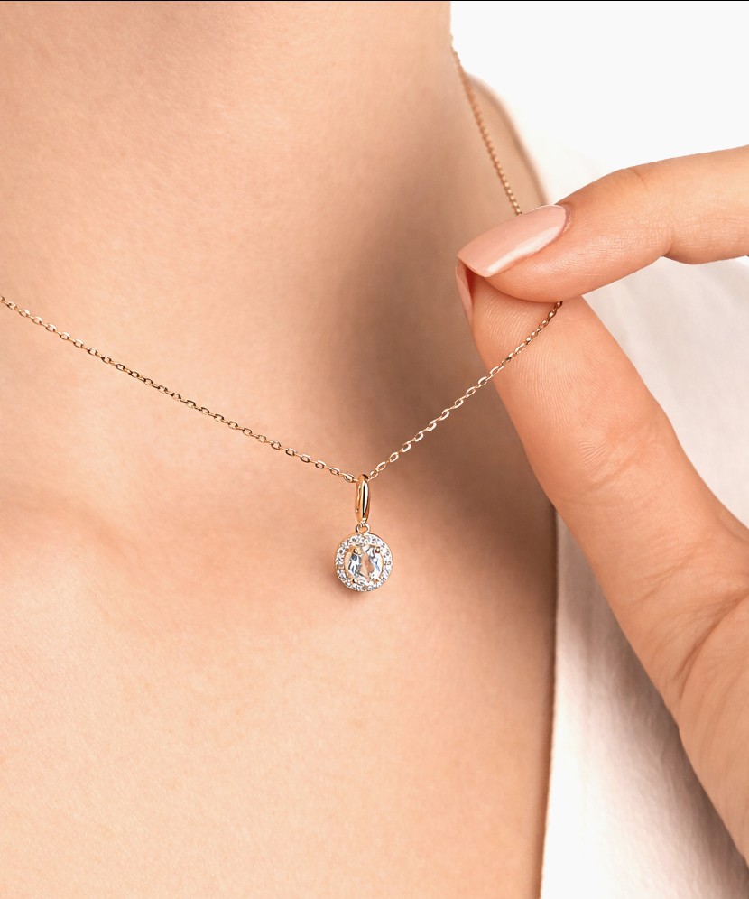 Zelta kulons ar balto topāzu un dimantiem