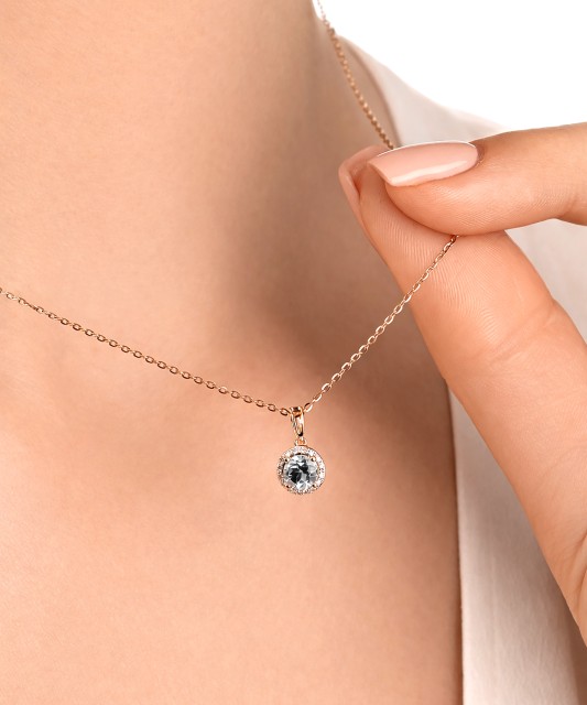 Zelta kulons ar balto topāzu un dimantiem