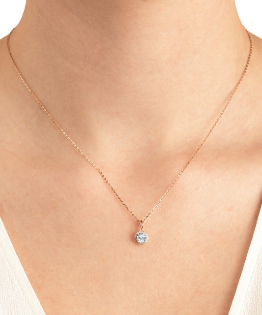 Zelta kulons ar topāzu un dimantiem