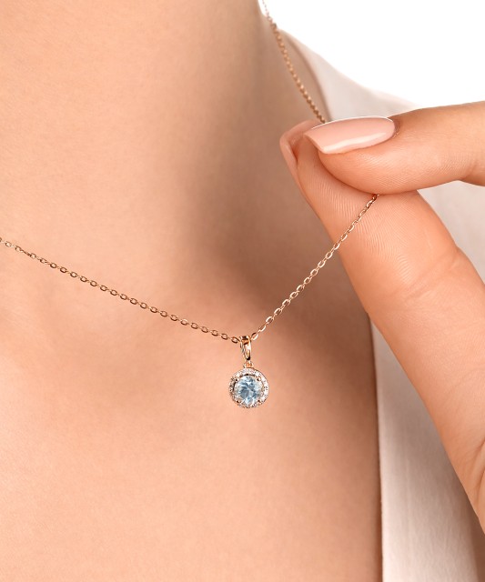 Zelta kulons ar topāzu un dimantiem