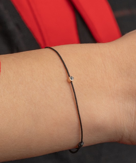 Melna diega aproce ar melnu dimantu un dzelteno zeltu