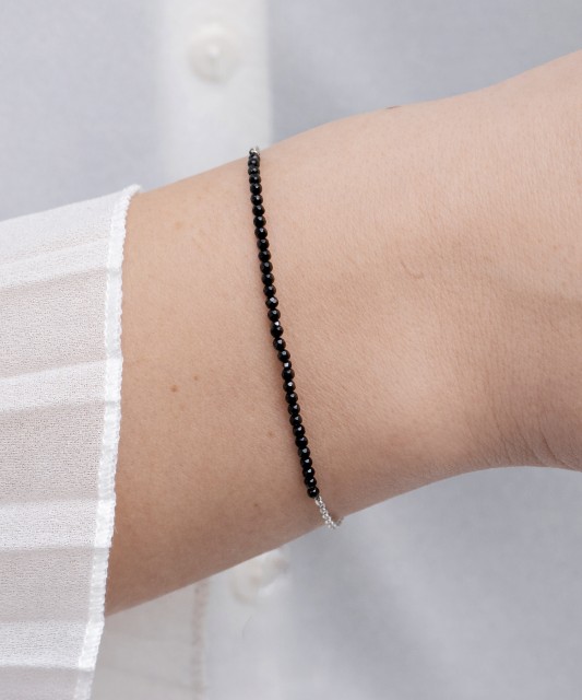 Rokassprādze ar špineļiem un sudrabu