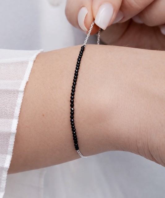 Rokassprādze ar špineļiem un sudrabu