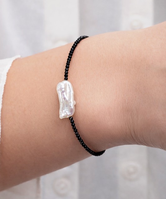 Rokassprādze ar spineļiem, pērli un sudabru