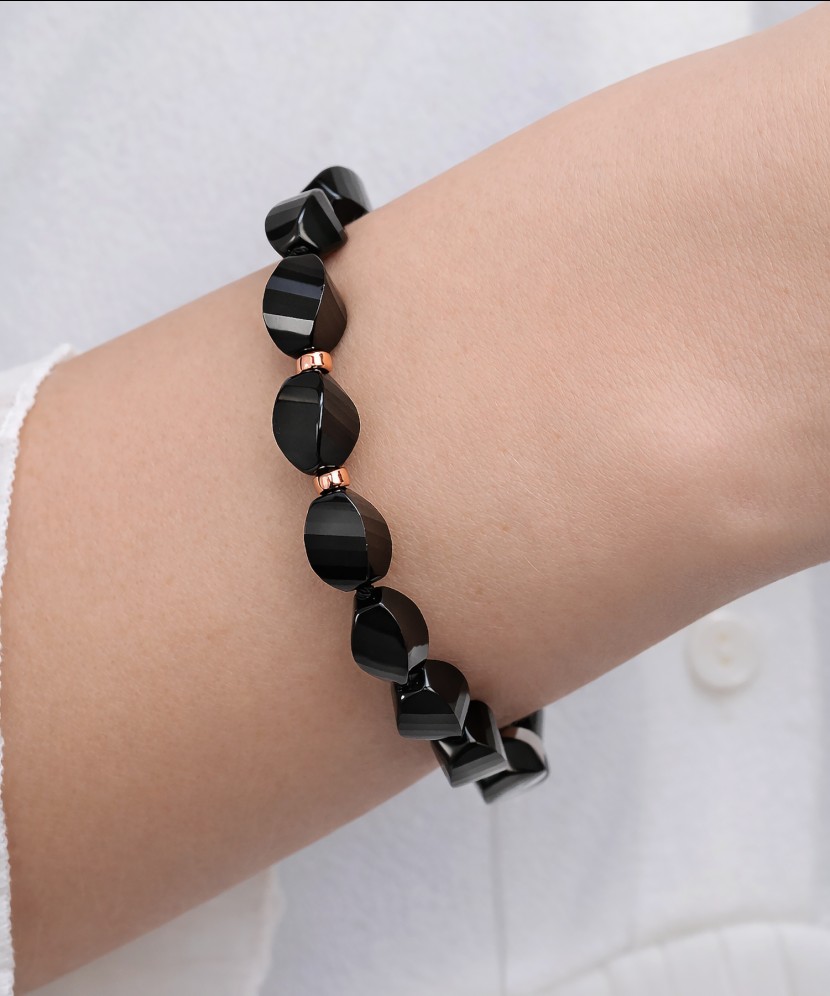 Rokassprādze ar oniksiem un zeltu