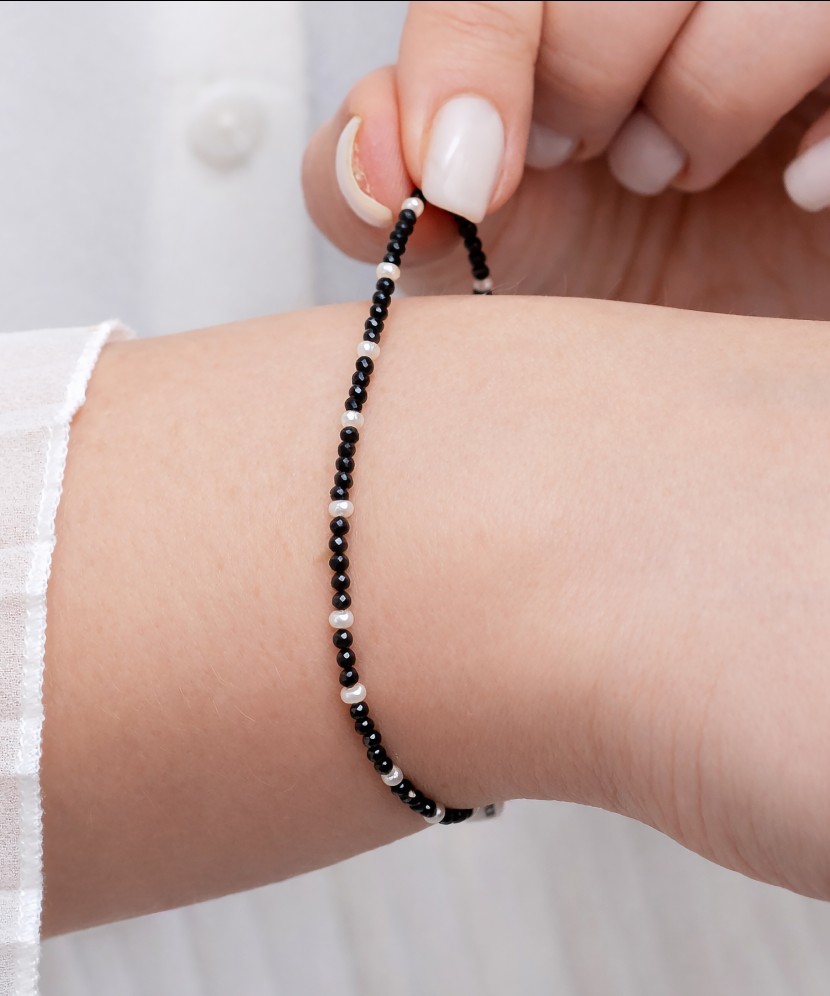 Rokassprādze ar spineļiem un pērlēm