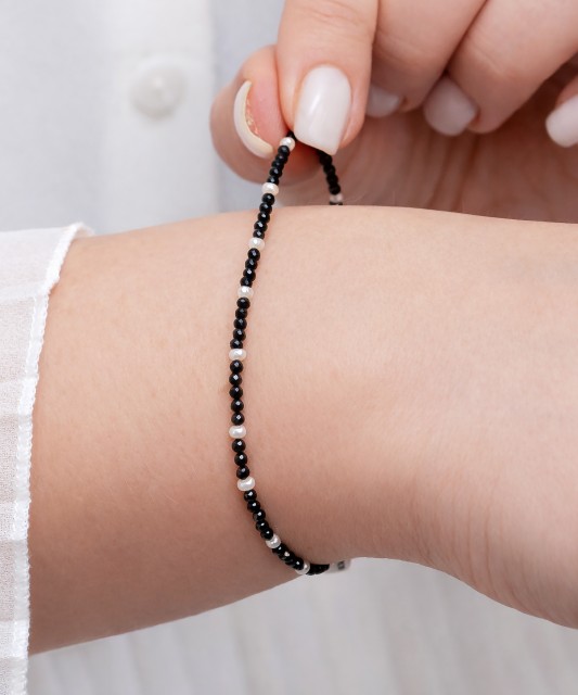 Rokassprādze ar spineļiem un pērlēm