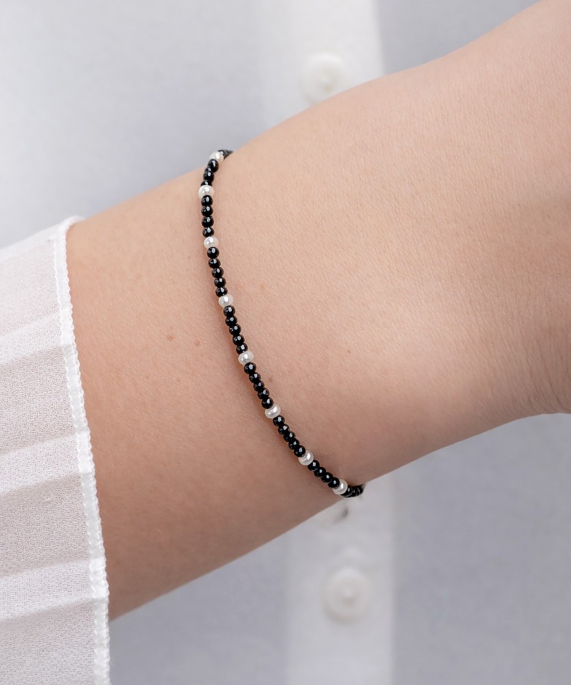 Rokassprādze ar spineļiem un pērlēm