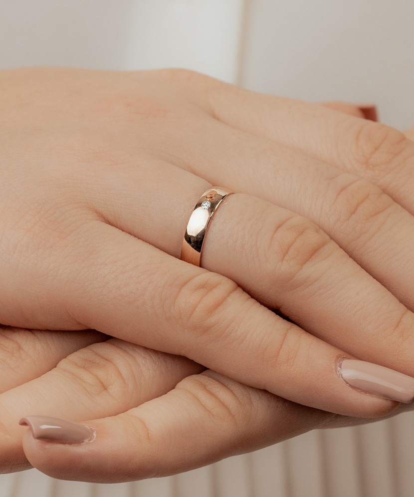 Золотое обручальное кольцо с бриллиантом 5 мм, удобное в носке.