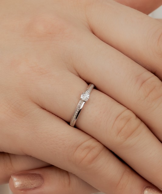 Baltā zelta gredzens ar briljantiem