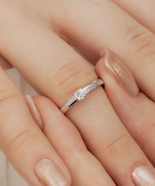 Baltā zelta gredzens ar briljantiem