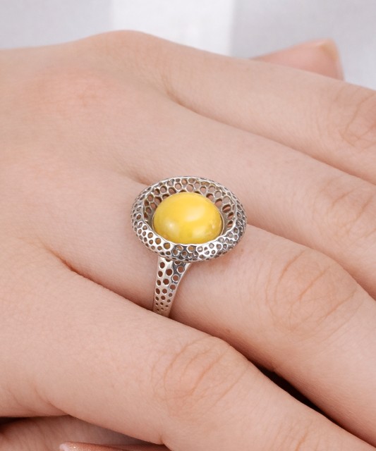 Sudraba gredzens ar dzintaru