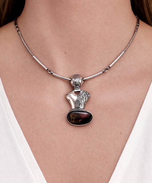 Серебряное колье с подвеской из лабрадорита