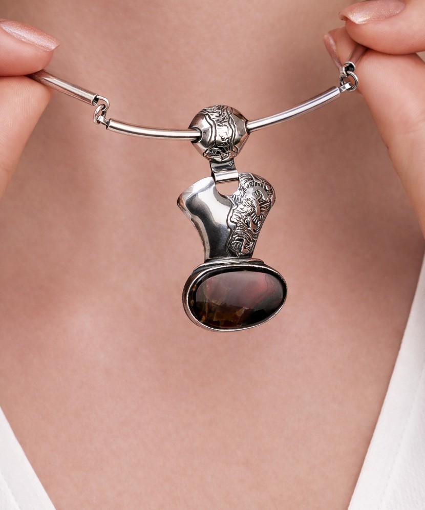 Серебряное колье с подвеской из лабрадорита