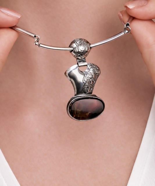 Серебряное колье с подвеской из лабрадорита