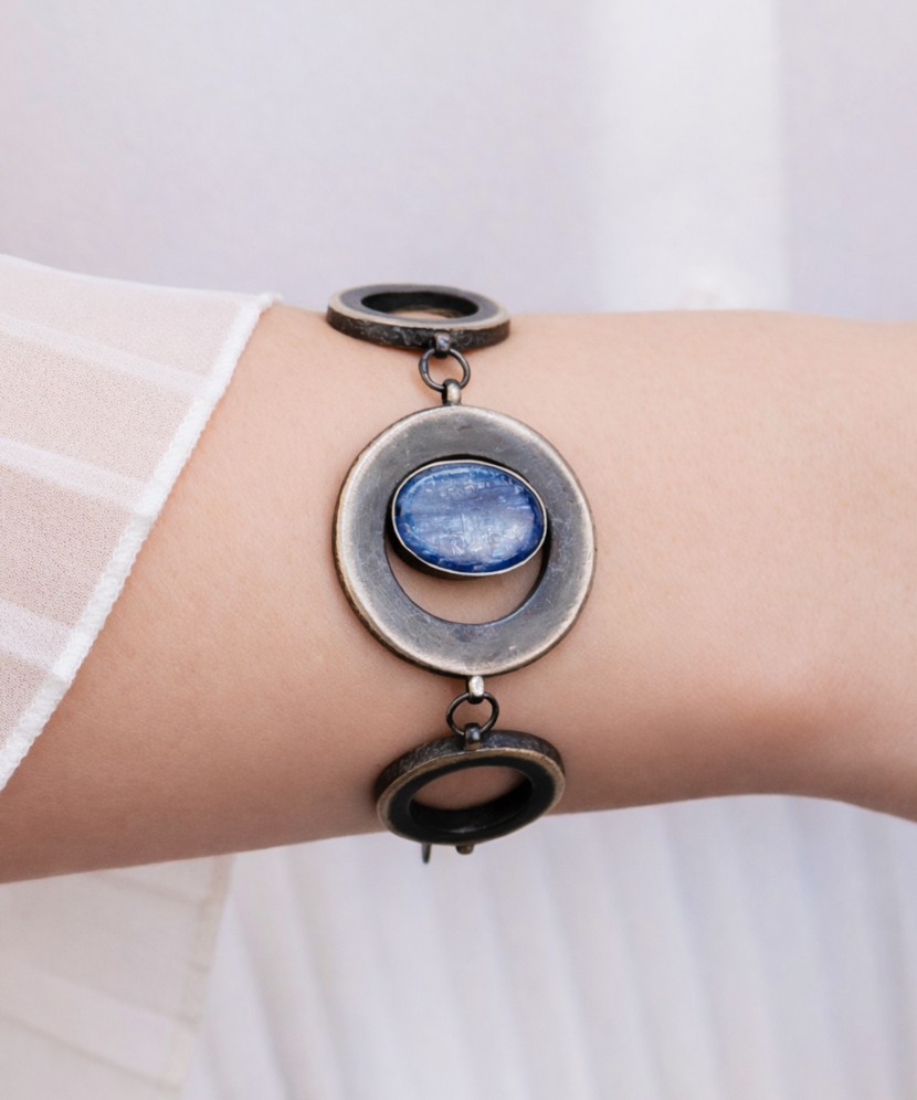 Sudraba rokassprādze ar kianītu