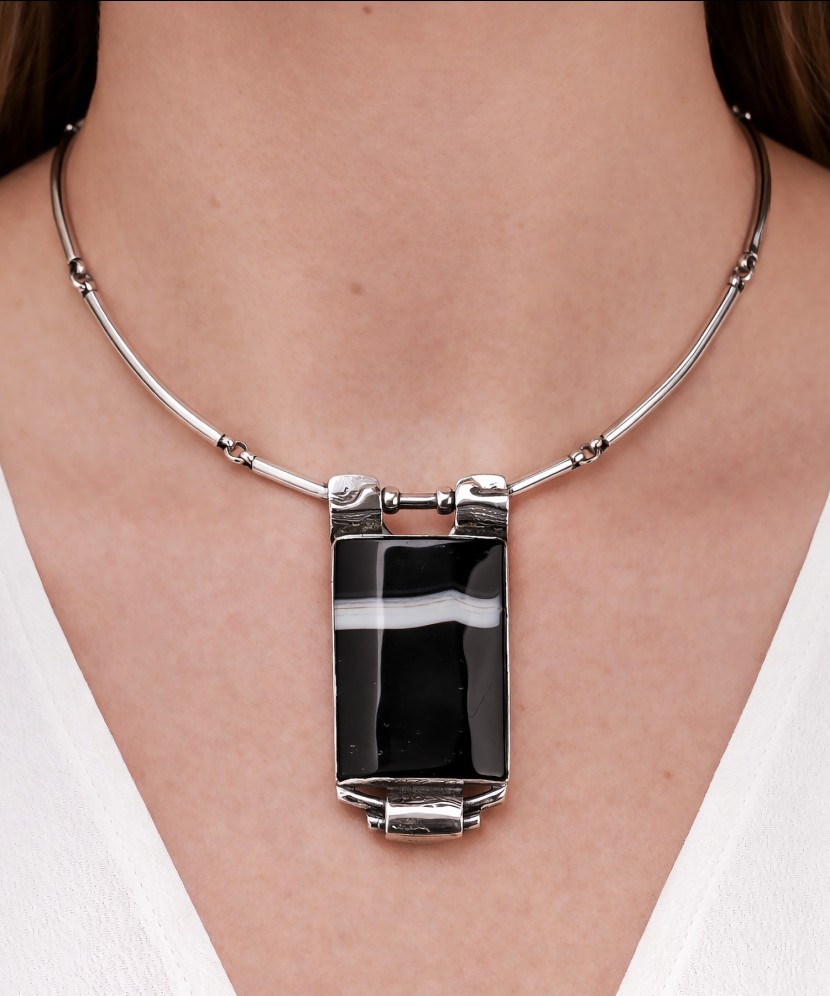 Sudraba kaklarota ar ahāta kulonu