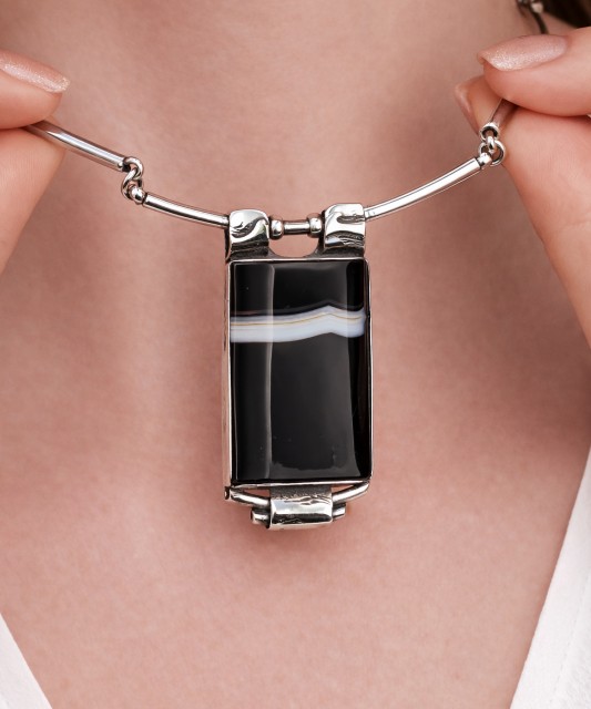 Sudraba kaklarota ar ahāta kulonu