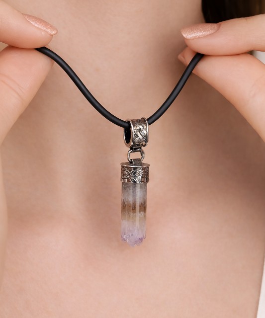 Sudraba kulons ar ametistu un cirkoniem