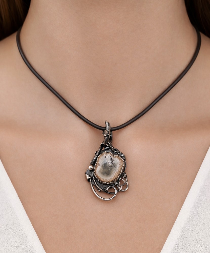 Sudraba kulons ar akācijas akmeni