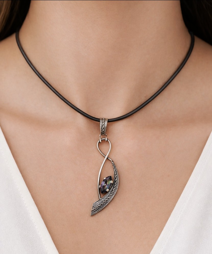 Sudraba kulons ar mistisku topāzu