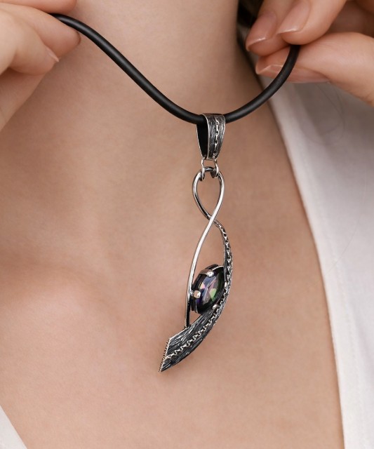 Sudraba kulons ar mistisku topāzu