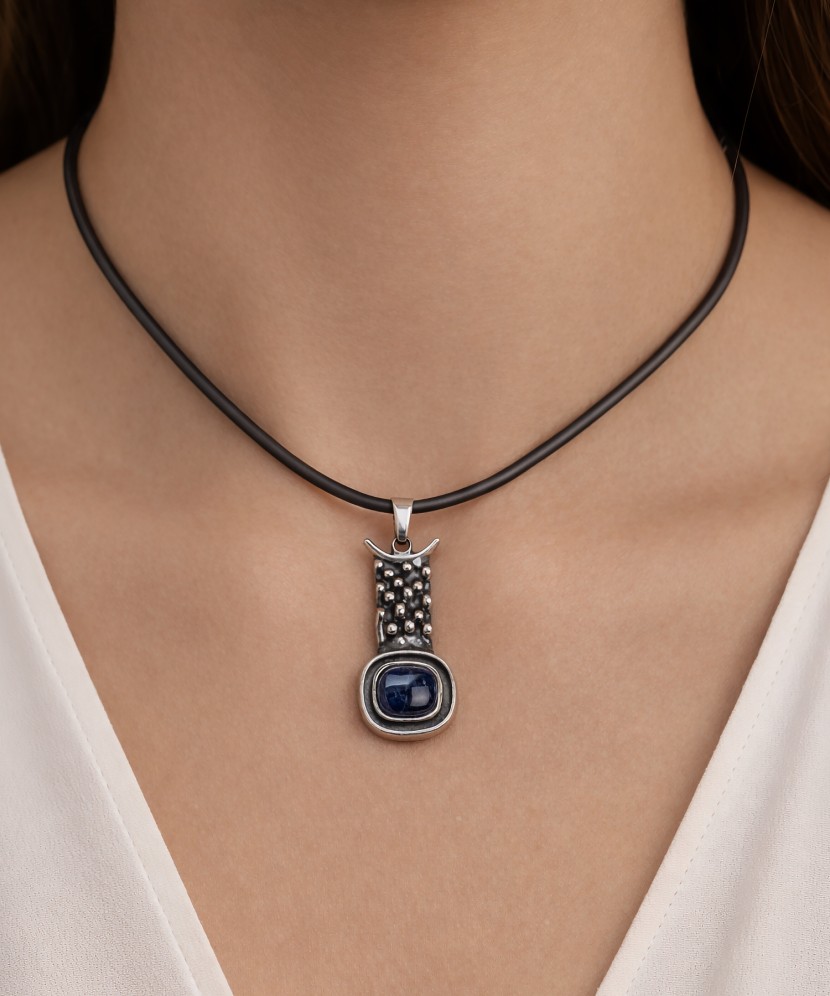 Sudraba kulons ar lazurītu