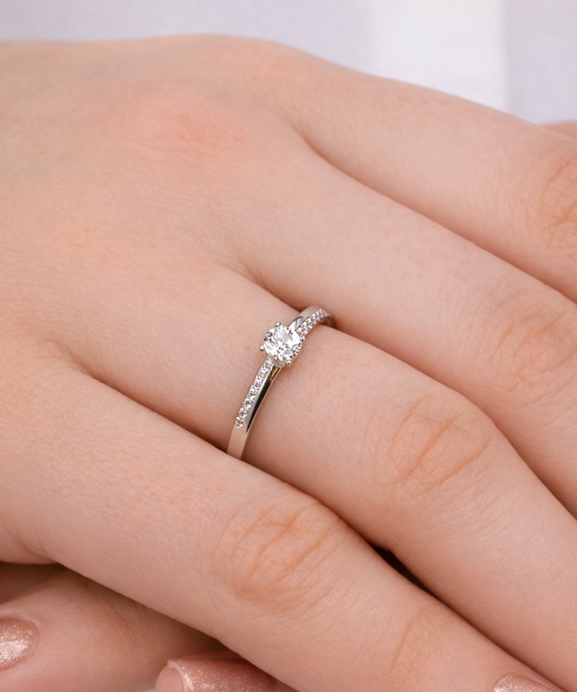 Baltā zelta gredzens ar cirkonijiem