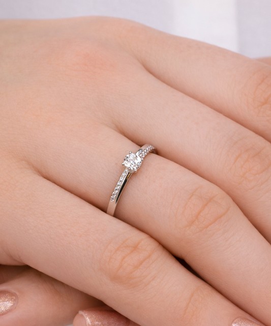 Baltā zelta gredzens ar cirkonijiem