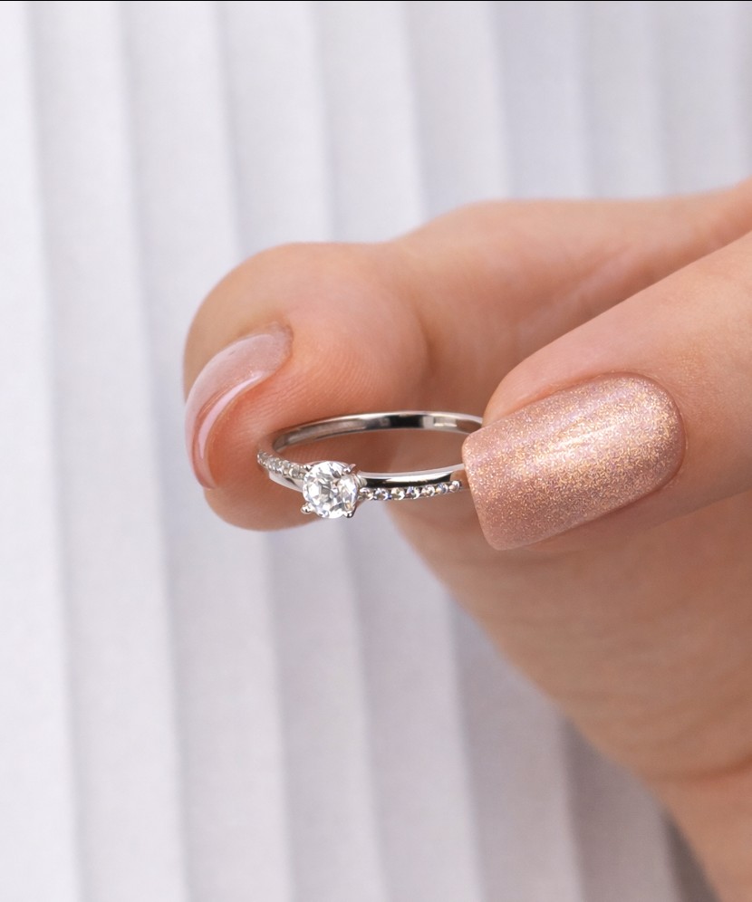 Baltā zelta gredzens ar cirkonijiem