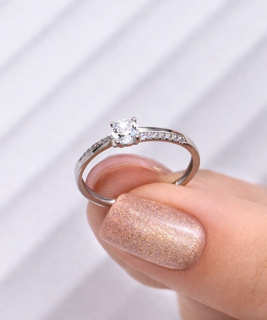 Baltā zelta gredzens ar cirkonijiem