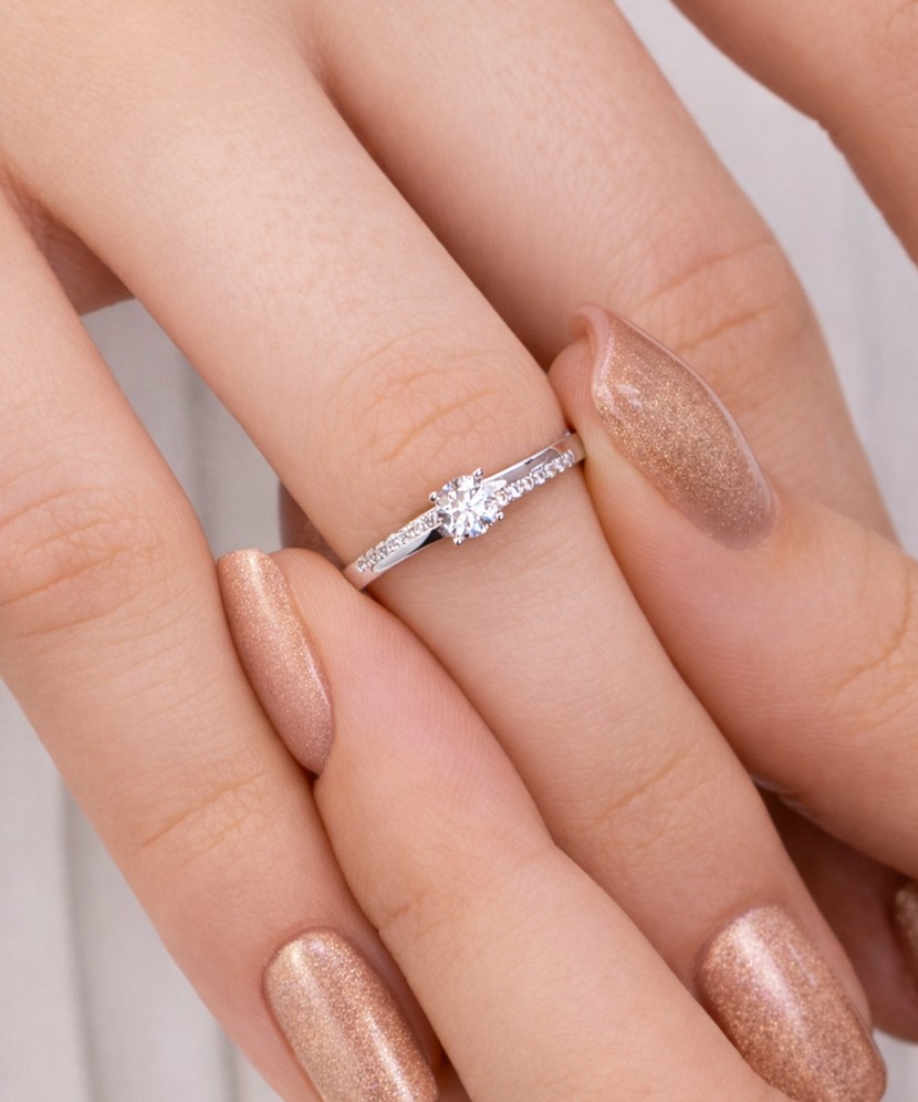 Baltā zelta gredzens ar cirkonijiem