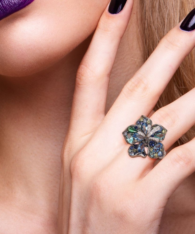 Sudraba gredzens ar cirkoniem un spineliem "Zieds"