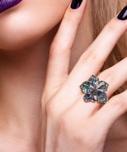 Серебряное кольцо с цирконами и шпинелями "Цветок"