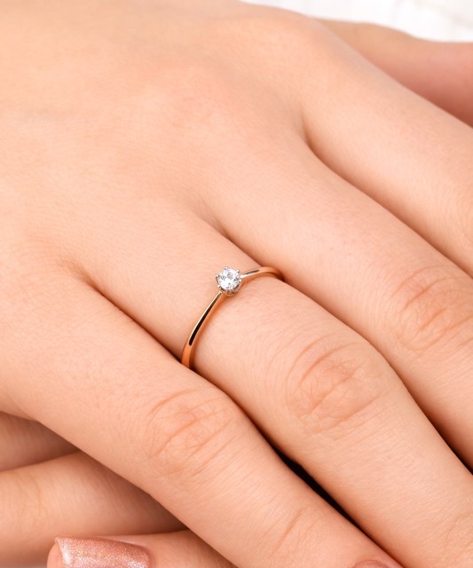 Zelta gredzens ar cirkonijiem