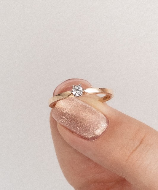 Zelta gredzens ar cirkonijiem