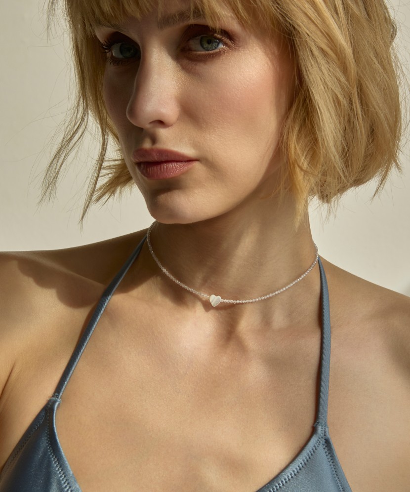 Kaklarota ar cirkoniem un perlamutru