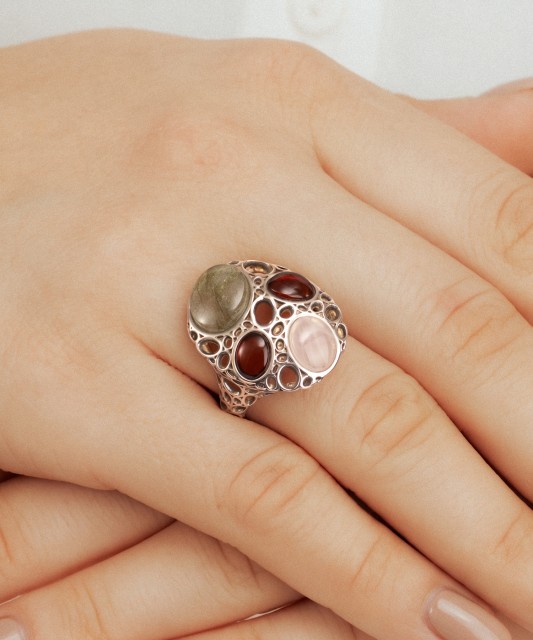 Sudraba gredzens ar dzintaru un labradorītu