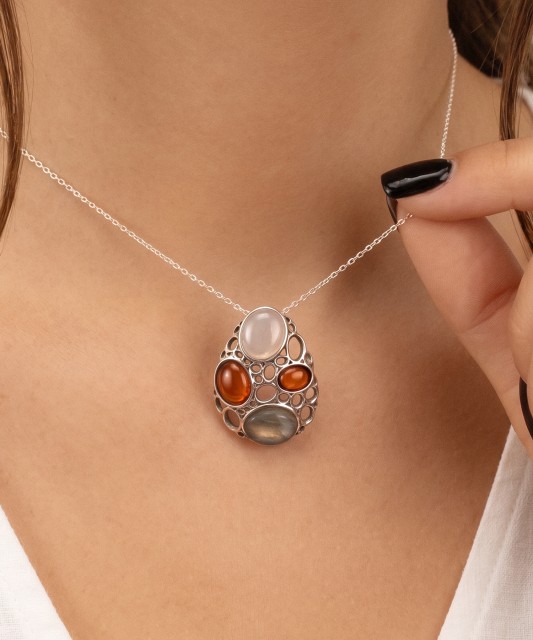 Sudraba kulons ar dzintaru un labradorītu