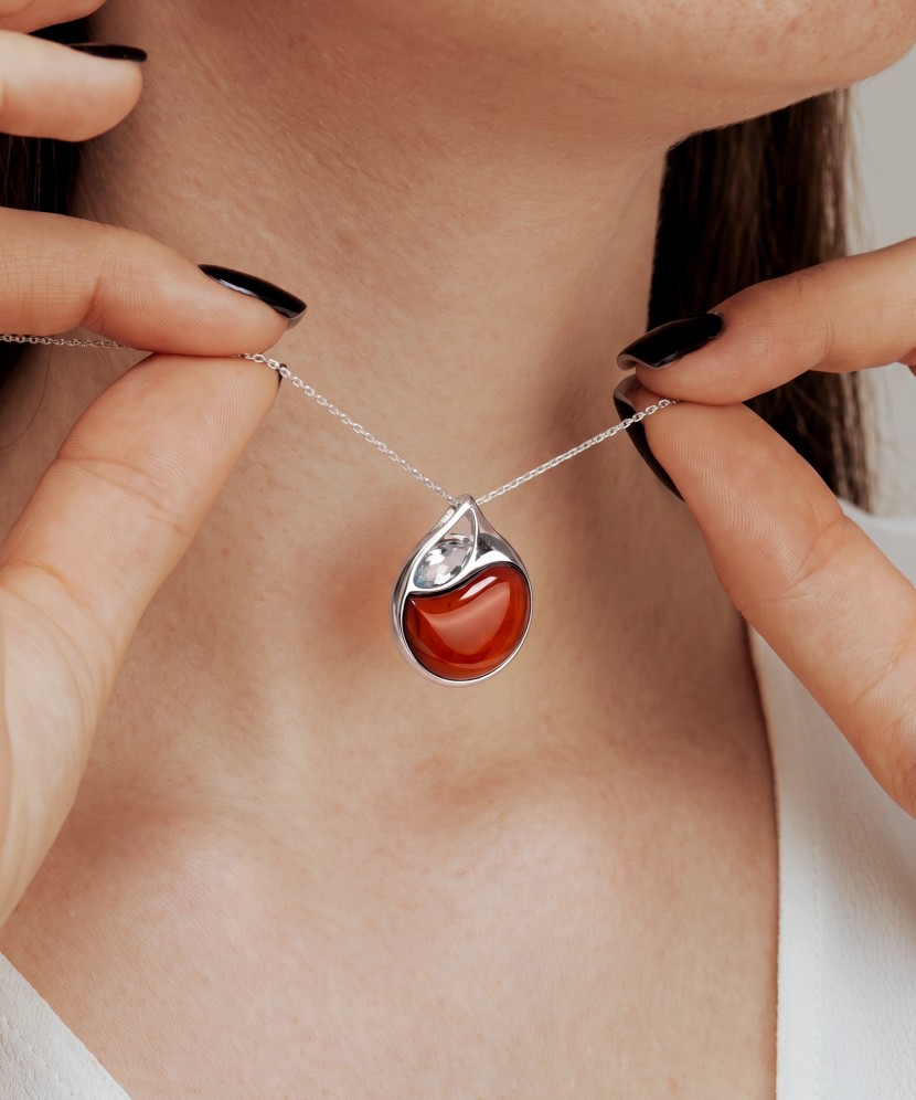 Sudraba kulons ar dzintaru un topāzu